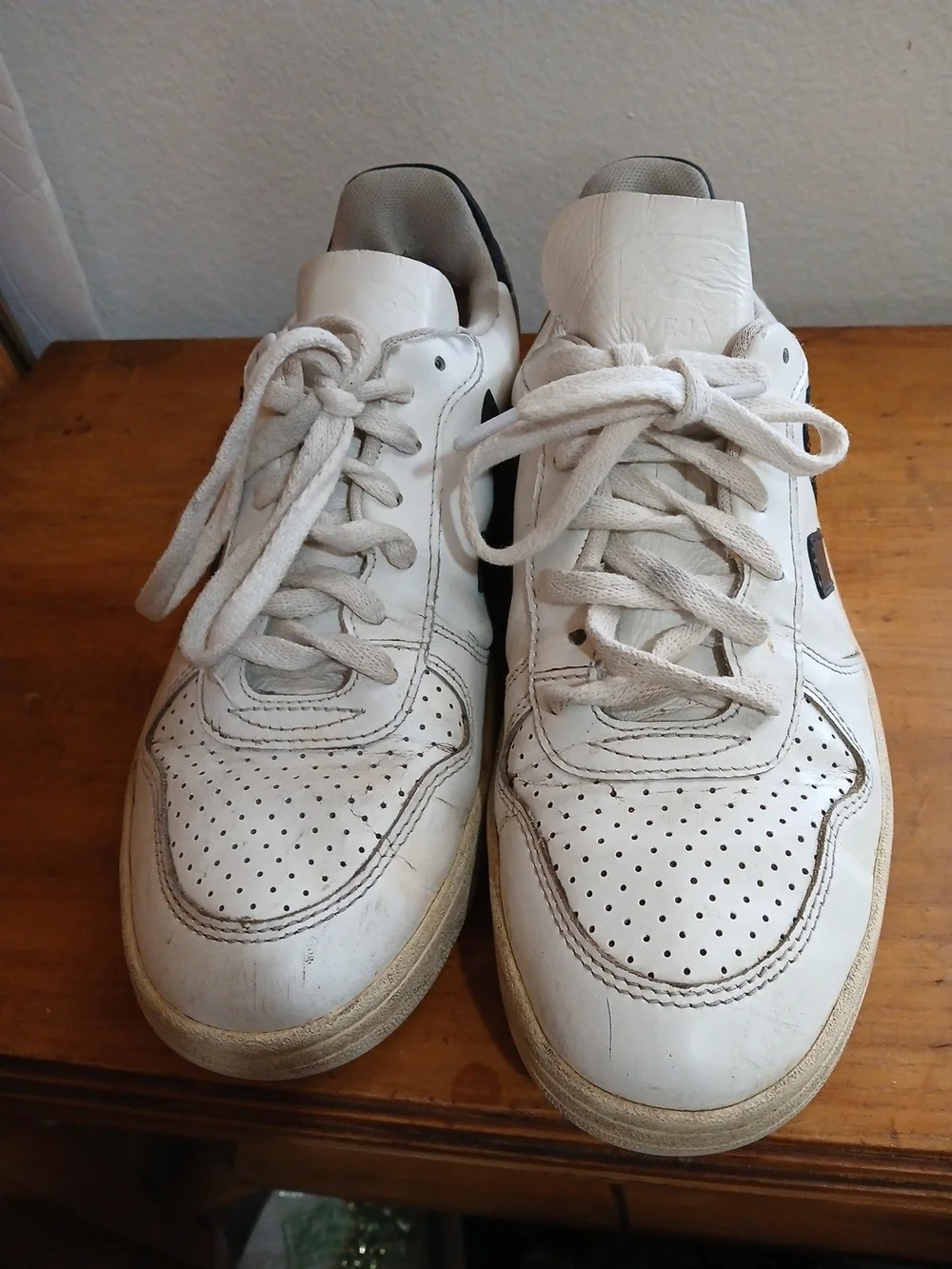 Veja V-10 Women’s Size 8 White Black Leather Lace Up Low Casual Sneakers Shoes